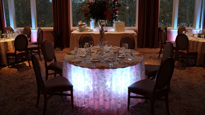 mesas iluminadas con luces led debajo la caleñita