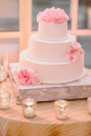 mesa de torta de bodas decorada con velas