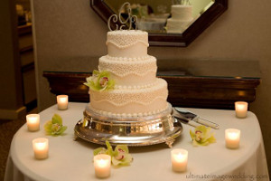 mesa de torta de bodas decorada con velas