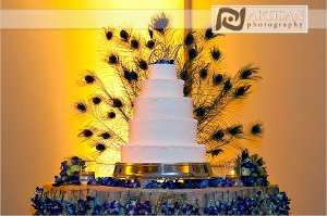 ambientacion de bodas con los colores del pavo real
