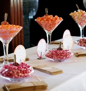 copas gigantes de martini con dulces centros de mesa