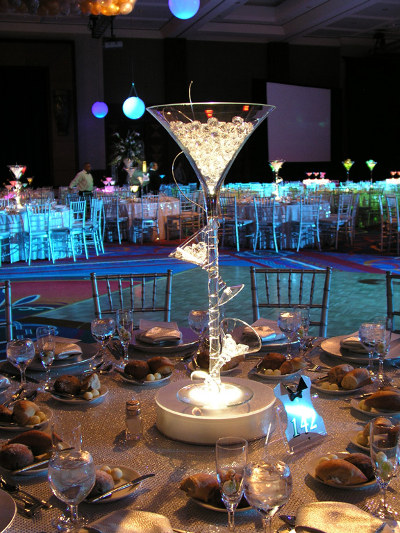 centros de mesa de copas gigantes de martini con cuentas y luces