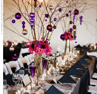 centros de mesa con bolas de navidad para bodas