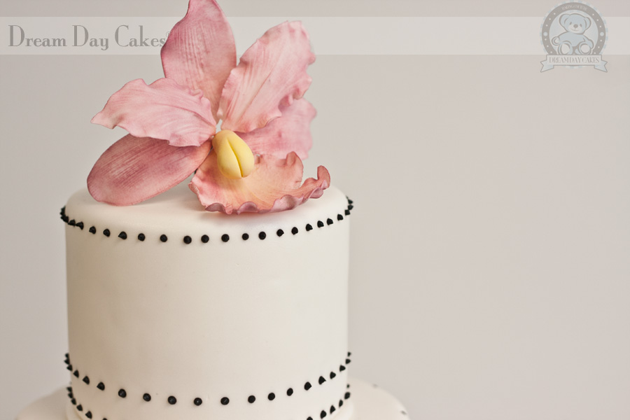 Torta de boda decorada con flores de azucar