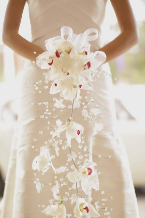 tendencia en bodas arreglos florales de flores en cascada