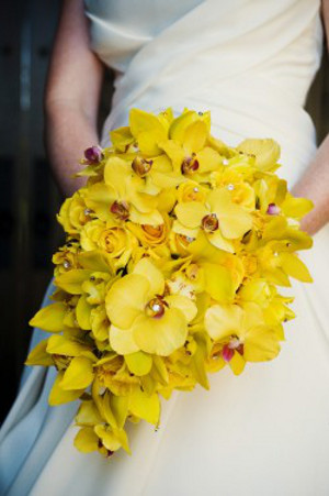 tendencia en bodas arreglos florales de flores en cascada