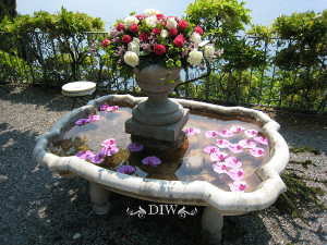 decoraciones de arreglos florales de bodas en fuentes de agua