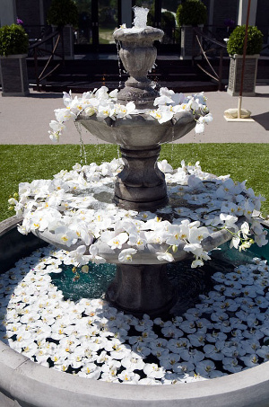 decoraciones de arreglos florales de bodas en fuentes de agua