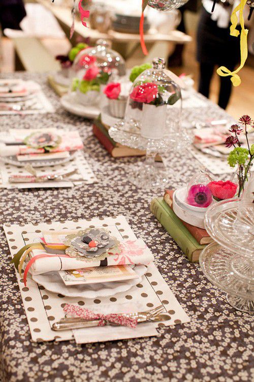 mesa de boda decorada con lunares
