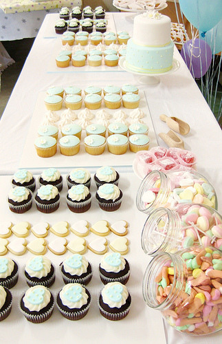 Mesa de postres con tortas y cupcakes