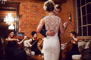 vestidos de novia primavera 2013 con escote en la espalda y cubierta con encaje
