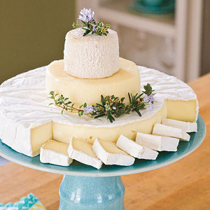 Torta de boda hecha de quesos