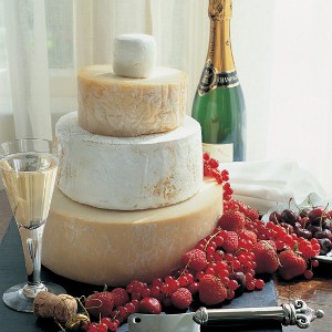 Torta de boda hecha de quesos
