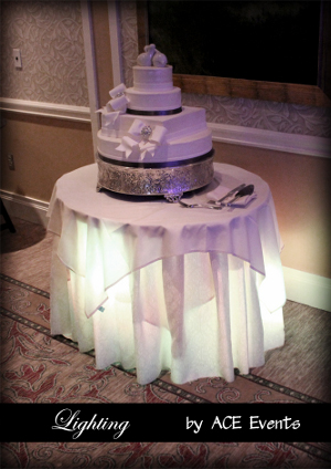 mesas de tortas de bodas iluminadas con luces de led