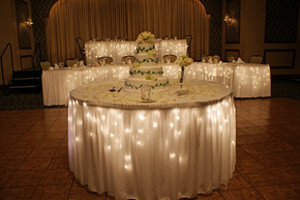 mesas de tortas de bodas iluminadas con luces de led 