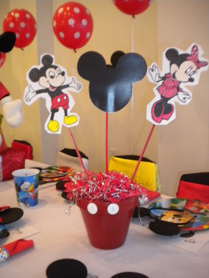 decoracion fiesta mickey con botones del pantalon de mickey