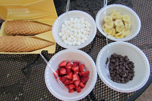 conos de helado con malvavisco con chocolate y frutas