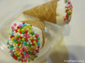 conos de helado con malvavisco y chocolate