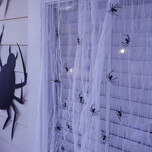 decoracion de halloween con arañas de plastico