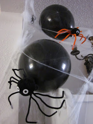 arañas de halloween hechas con globos