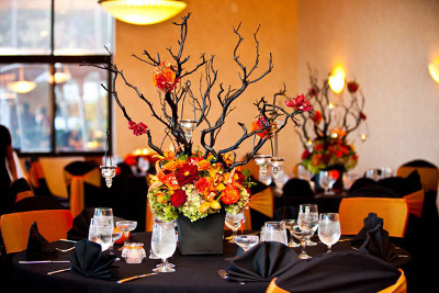 centros de mesa con ramas de arbol para halloween 