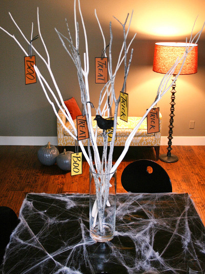 centros de mesa con ramas de arbol para halloween