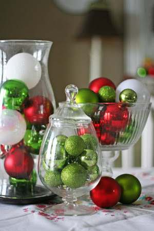 Adornos de navidad en recipientes de vidrio transparente -