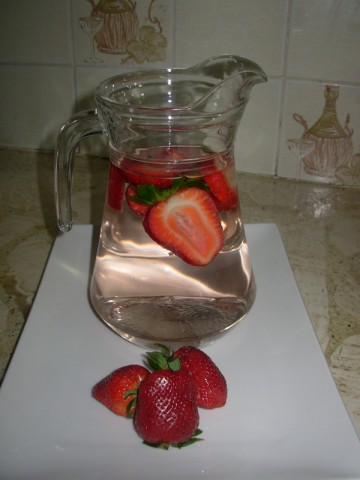 Agua saborizada com fresas
