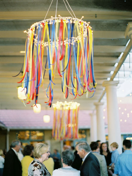 Decora con candelabros de serpentinas y cintas lacelebracion.com Chandeliers Candelabros decoración