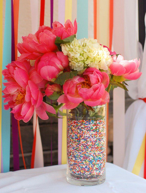 Florero decorado con confeti de azucar para fiestas