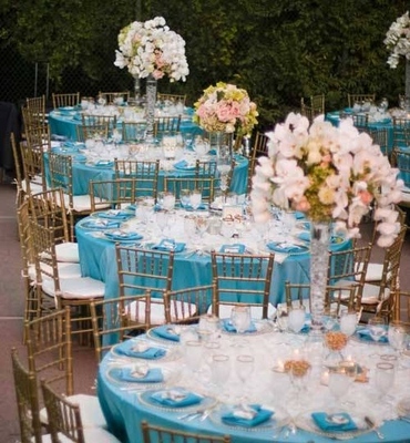 centros de mesa con floreros decorados con rellenos de cuentas de colores y flores