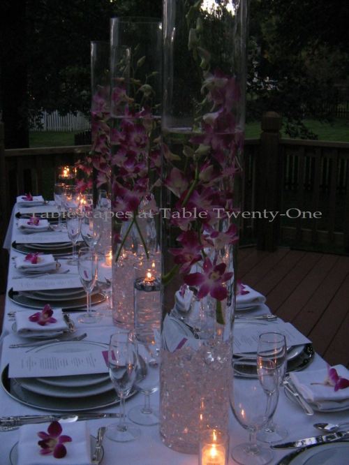 centro de mesa de flores sumergidas con cuentas de colores en acrilico