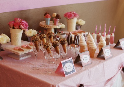 decoraciones mesa dulce con colores de postres napolitanos cafe blanco y rosa