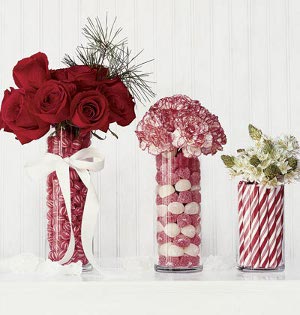 floreros de vidrio transparente rellenos decorados con dulces y flores