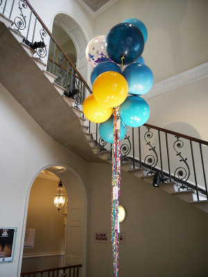 decoracion con globos transparentes rellenos de confeti