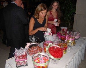mesas dulces para fiestas y eventos con cajas para que tus invitados lleven los dulces que quieran.
