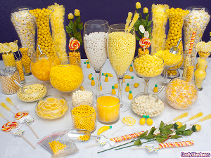 Mesa dulce de colores amarillos para fiestas y eventos