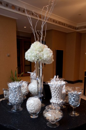 mesa dulce decorada con recipientes de diferentes tamaños