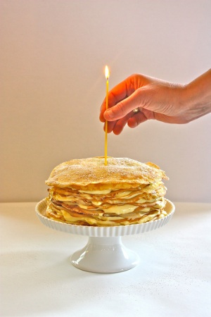 torta de crepes apilados para cumpleaños
