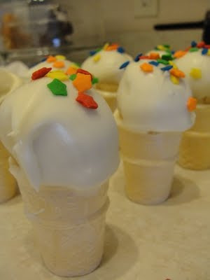 Bolitas de trufa de torta sobre conos de helado